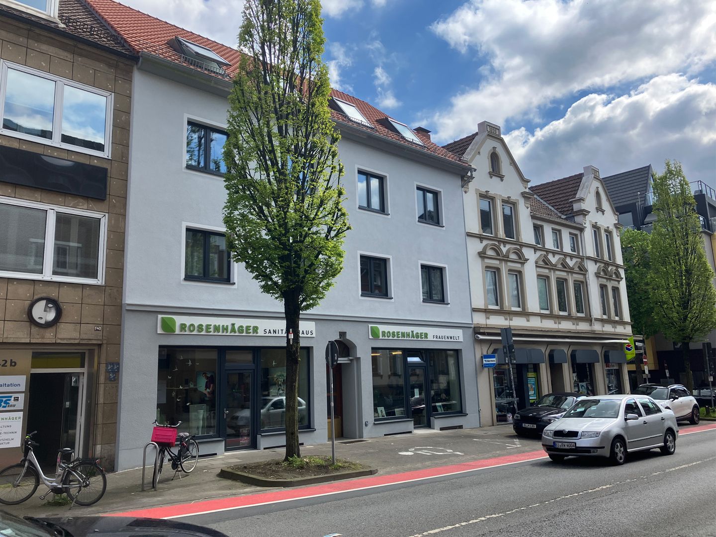 Saniertes Mehrfamilienhaus in einer Straße